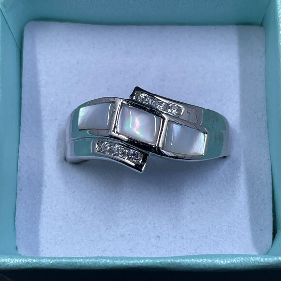 Lia Sophia Mother Of Pearl Ring Silver Tone Crystal Accent Modern Minimalist Chi - Picture 2 of 9